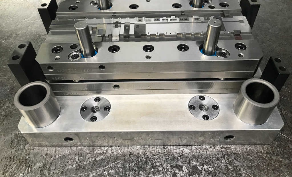Технология вырубки металла штампом. Технология вырубки металла штампом.