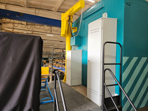 Консольный кран для предприятия Свердловской области.