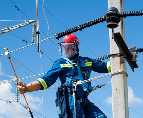 Виды и функции основных и дополнительных средств, которые используются для защиты от поражения электрическим током