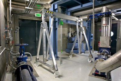 Алюминиевый мобильный козловой мини-кран с ручным приводом ЛККАм-1.0-4000-4200